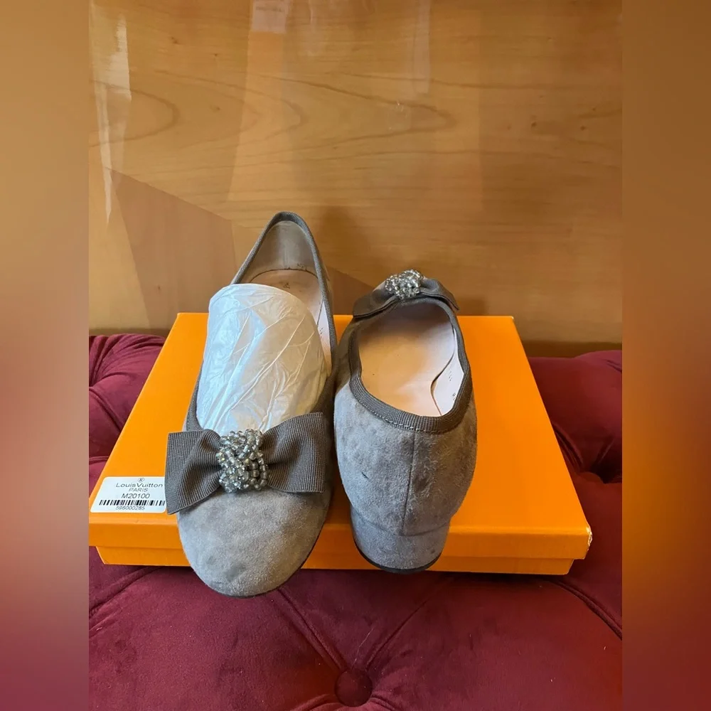 New Ferca 81 Gray Suede Flats with Bow Detail - Picture 2 of 5